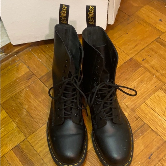 Like new real leather dr martens - Picture 2 of 5